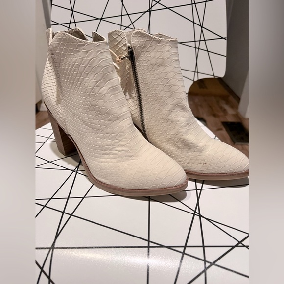 New MIA Ivory Boots - Picture 5 of 9